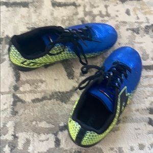 Lotto size 6 soccer cleat - used